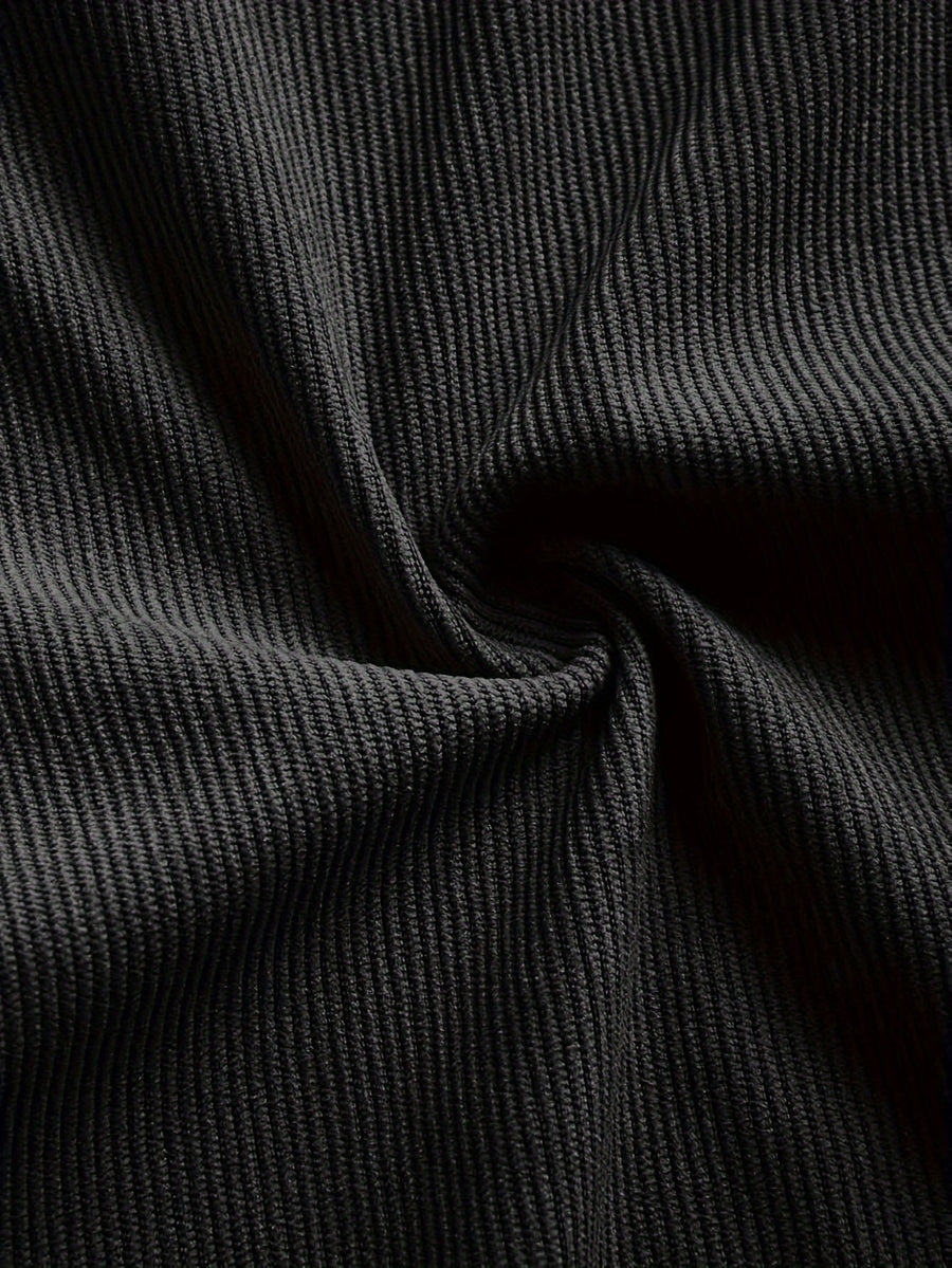 Herrenhemd im Overshirt-Stil aus geripptem Stoff mit Knöpfen und Brusttaschen