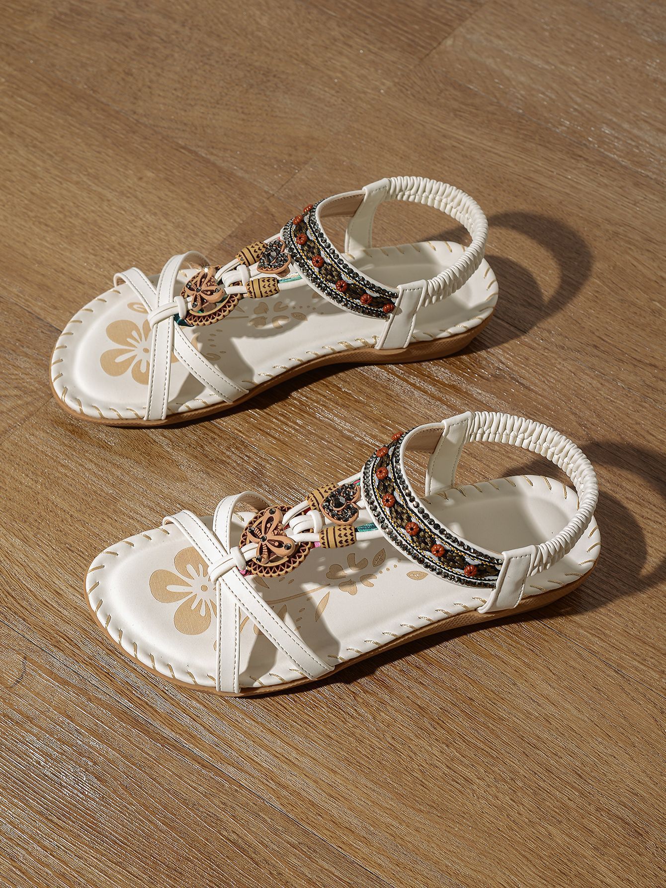Ruby – Sandalen mit Blumen und Strasssteinen