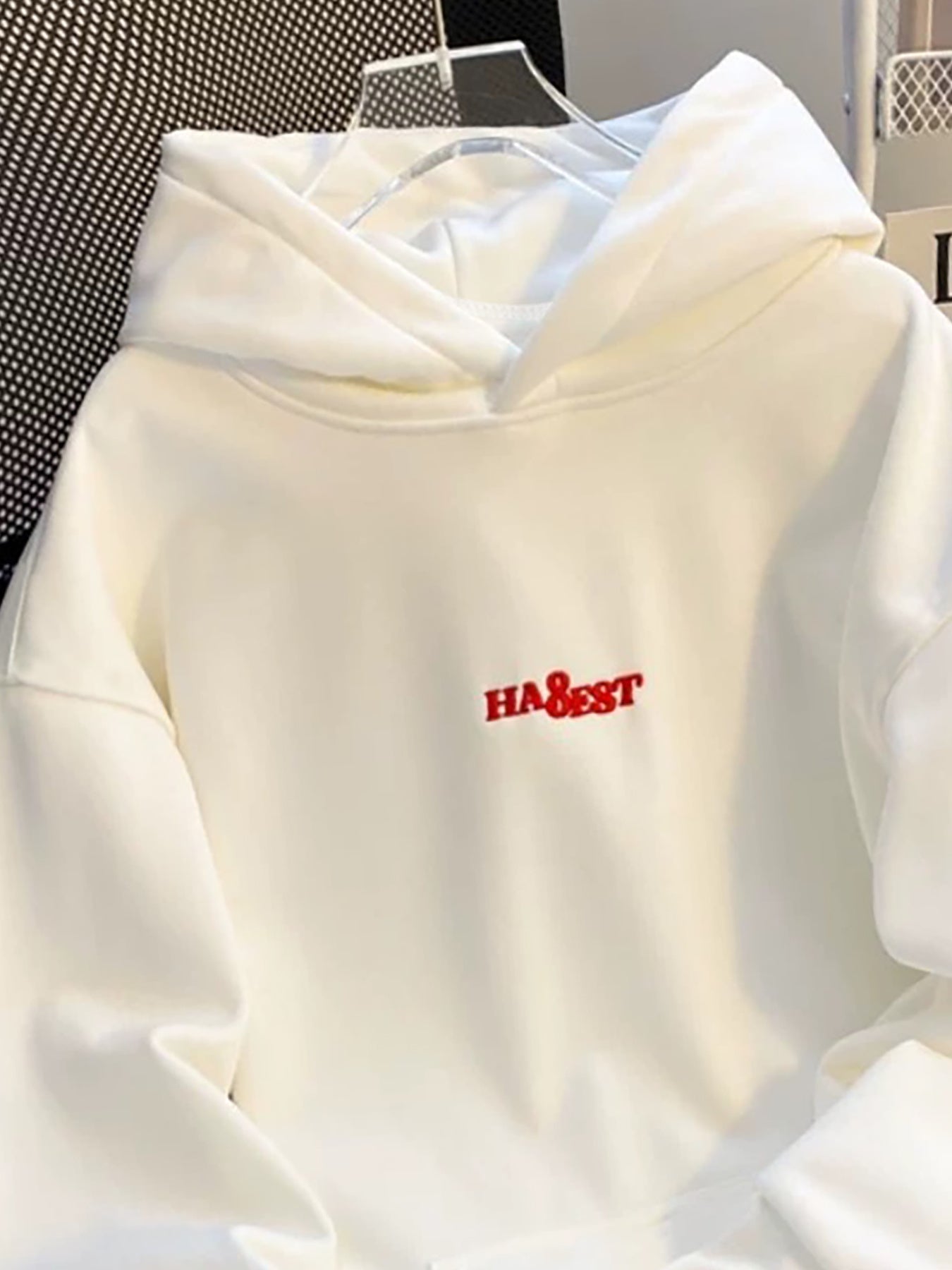 Sweat à Capuche Blanc avec Broderie Rouge Détail Manches