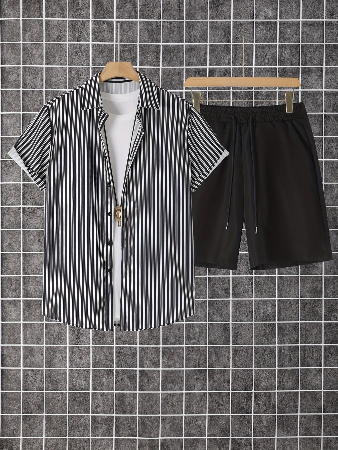 Avslappnad herroutfit med ränder, modern stil, perfekt för sommaren och semestern