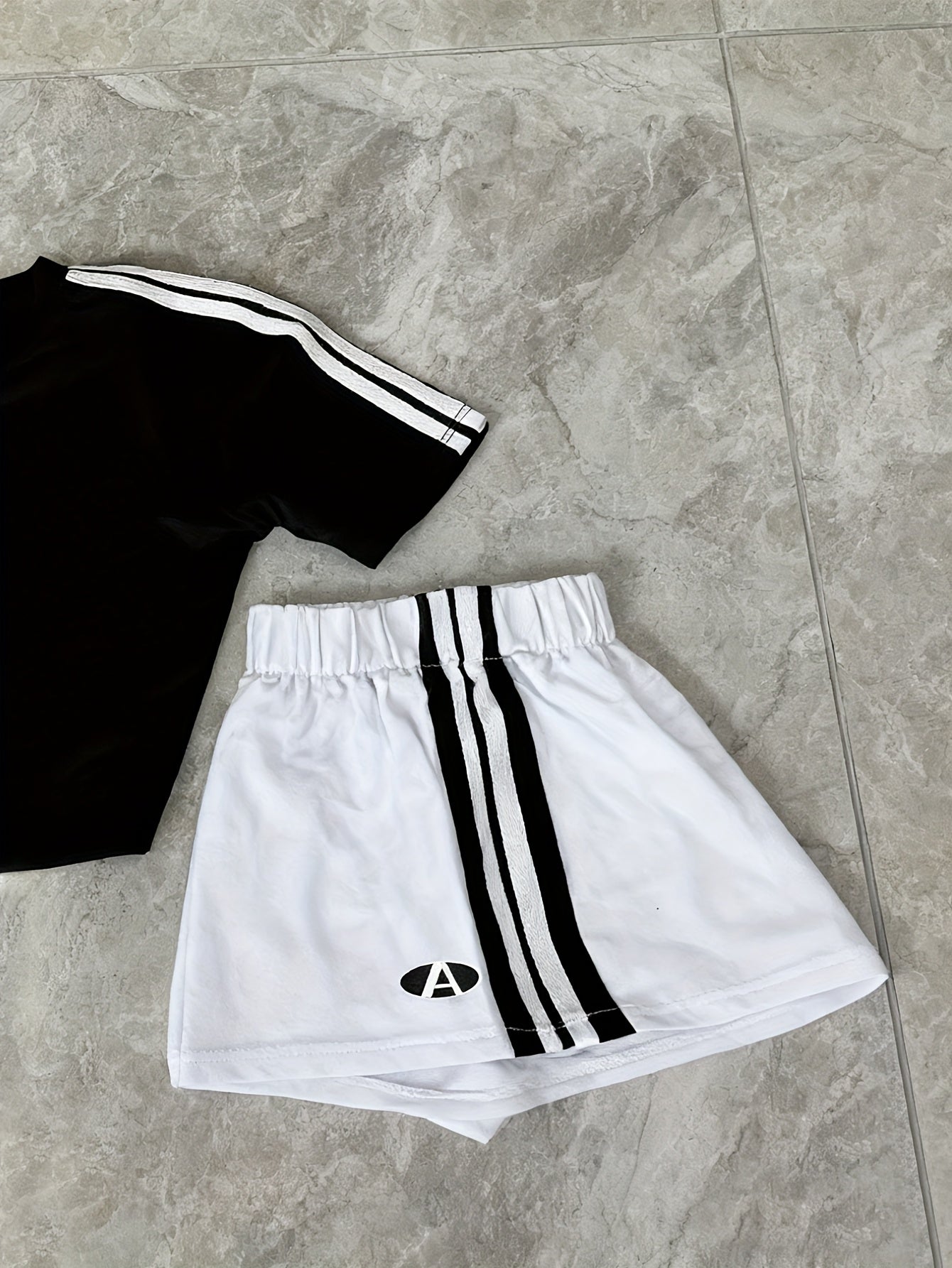 Ensemble de sport deux pièces femme style athlétique tendance - Haut court et short assorti pour fitness et loisirs