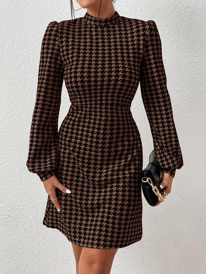 Robe courte Femme motif pied-de-poule marron et noir, manches longues bouffantes