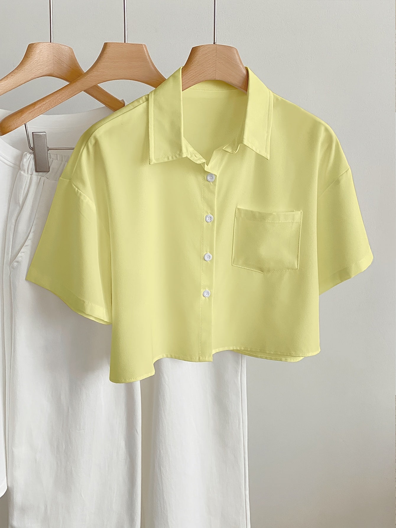 Camicia casual donna maniche corte stile moderno con orlo corto