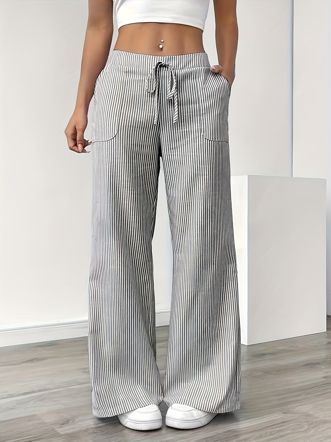 Weite gestreifte Damenhose im lässigen Stil, ideal für Wochenenden und Sommer  