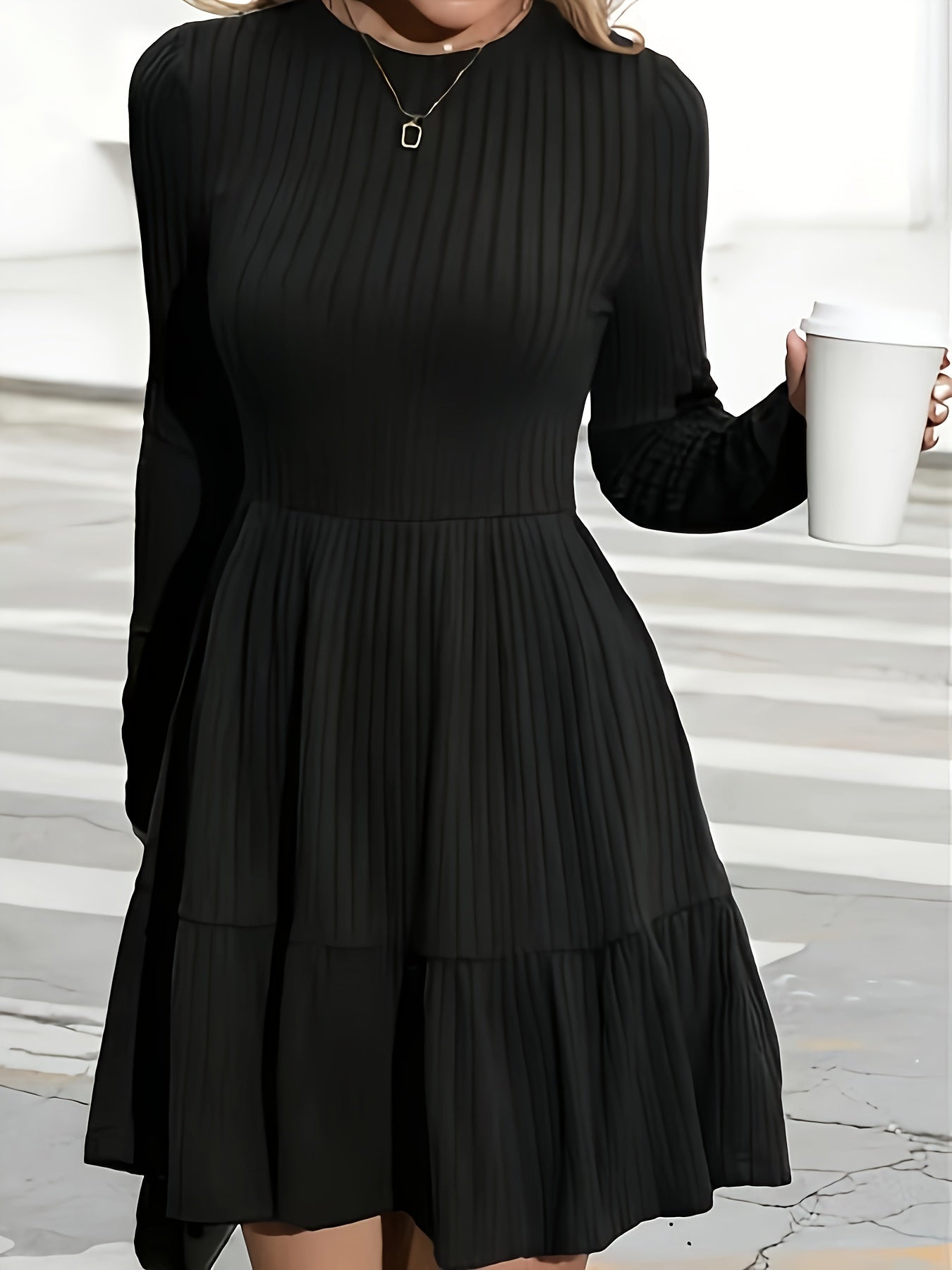 Robe courte noire plissée à manches longues et col rond côtelé