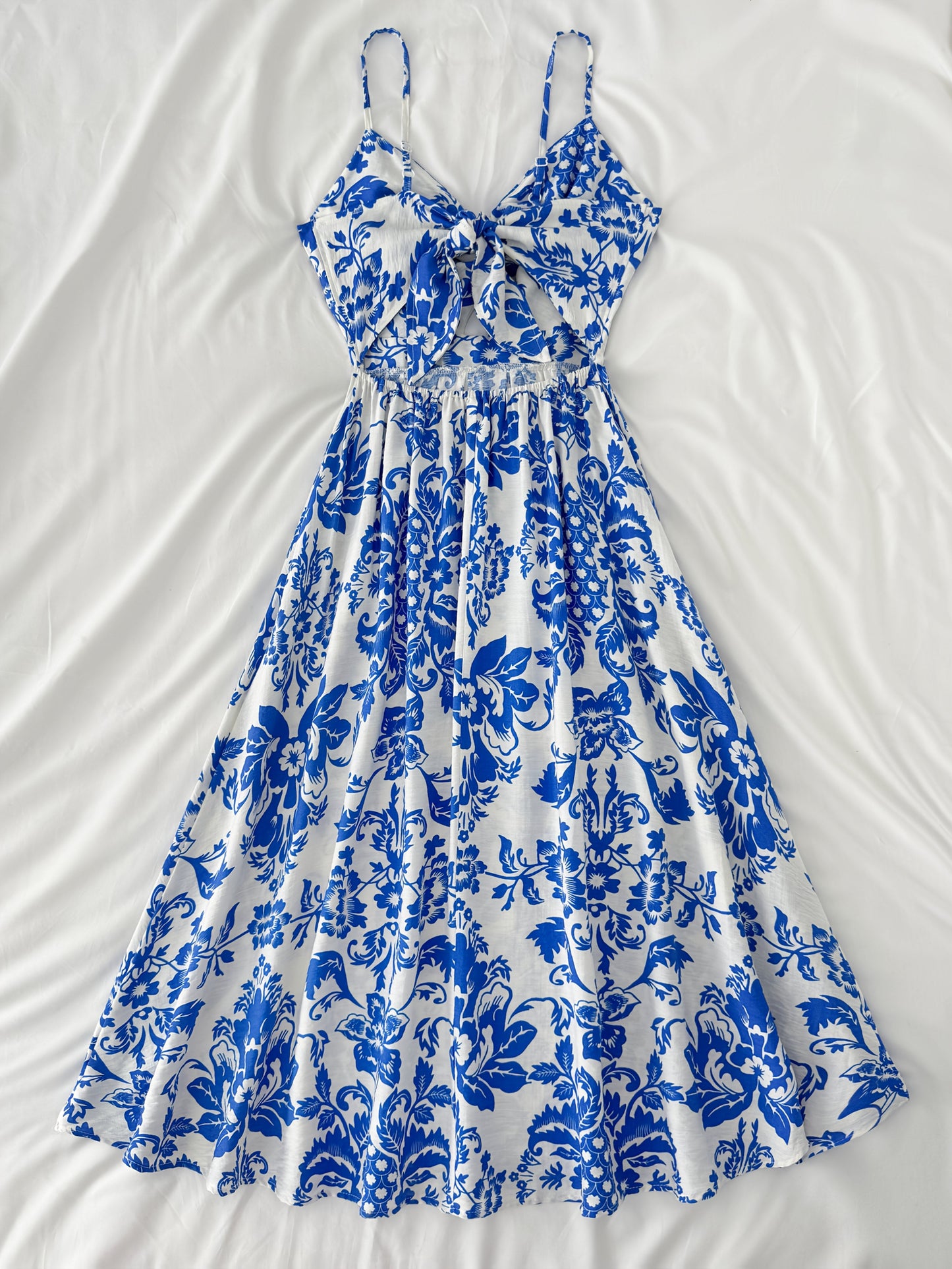 Robe midi femme style bohème chic à fleurs, idéale pour les sorties estivales
