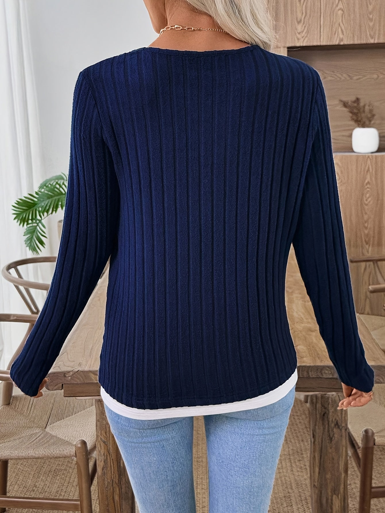 Pull côtelé femme col en V superposé marine avec boutons
