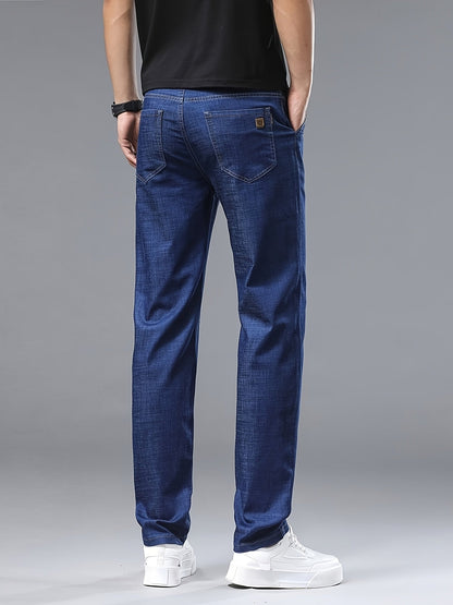 Herren-Jeanshose im Basisschnitt mit geradem Bein, ideal für den Sommer  