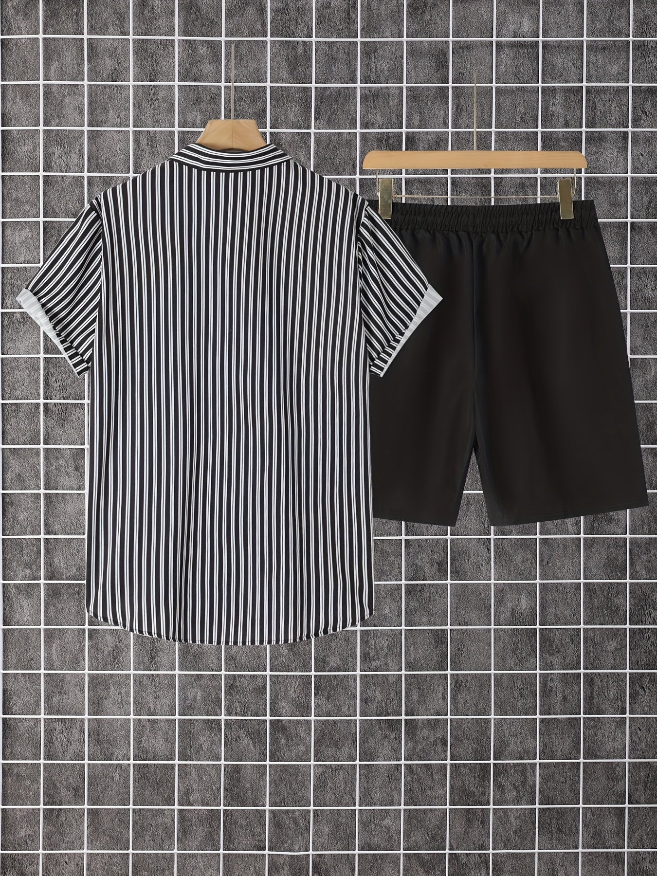 Avslappnad herroutfit med ränder, modern stil, perfekt för sommaren och semestern