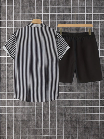 Avslappnad herroutfit med ränder, modern stil, perfekt för sommaren och semestern