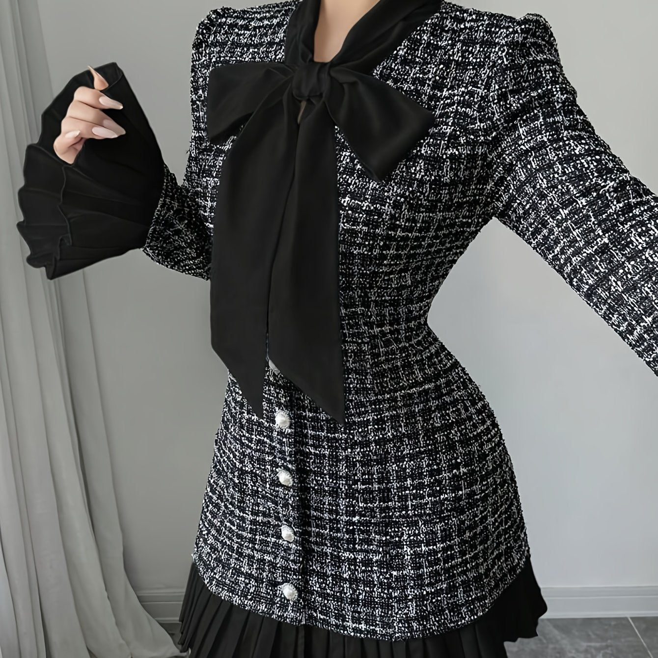 Robe courte Femme motif écossais noir et blanc avec nœud lavallière et jupe plissée