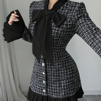 Robe courte Femme motif écossais noir et blanc avec nœud lavallière et jupe plissée