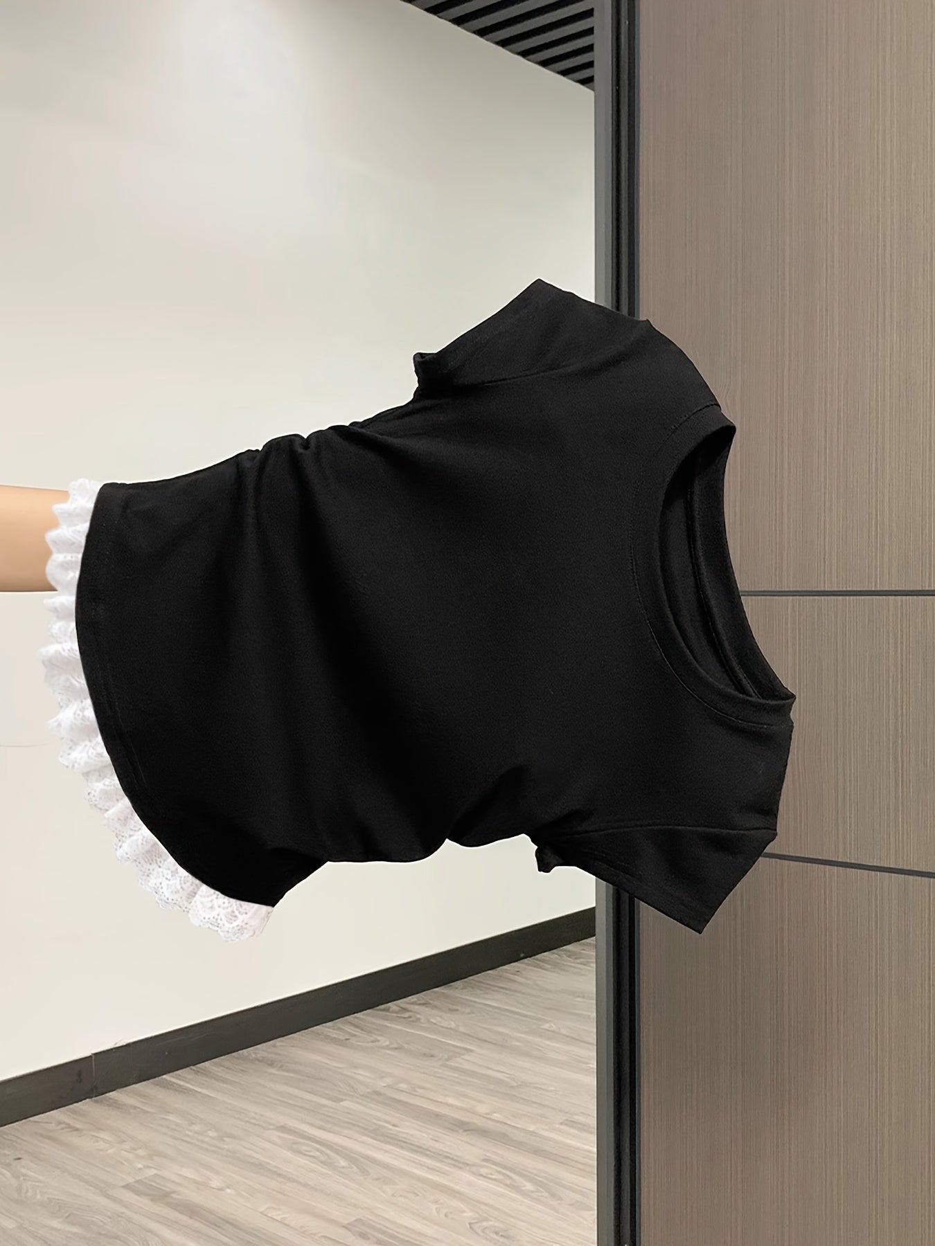 T-shirt femme élégant à manches courtes avec détail plissé et finition dentelle – Style décontracté et chic