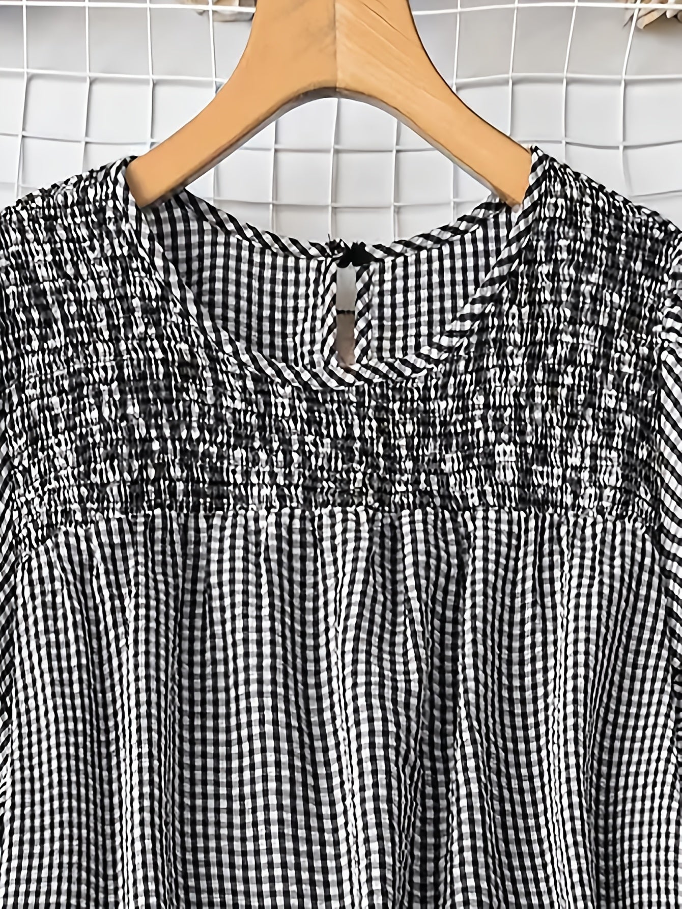 Rutig blus i avslappnad stil för kvinnor, perfekt för vår och sommar