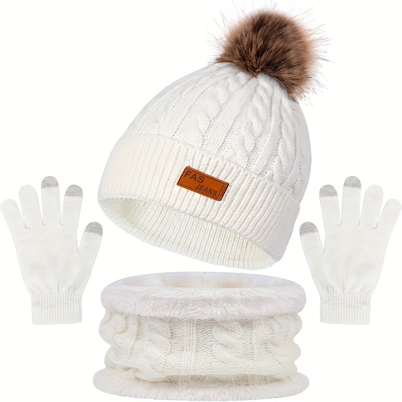 Set van gebreide muts, handschoenen en sjaal met kabelpatroon en pompon