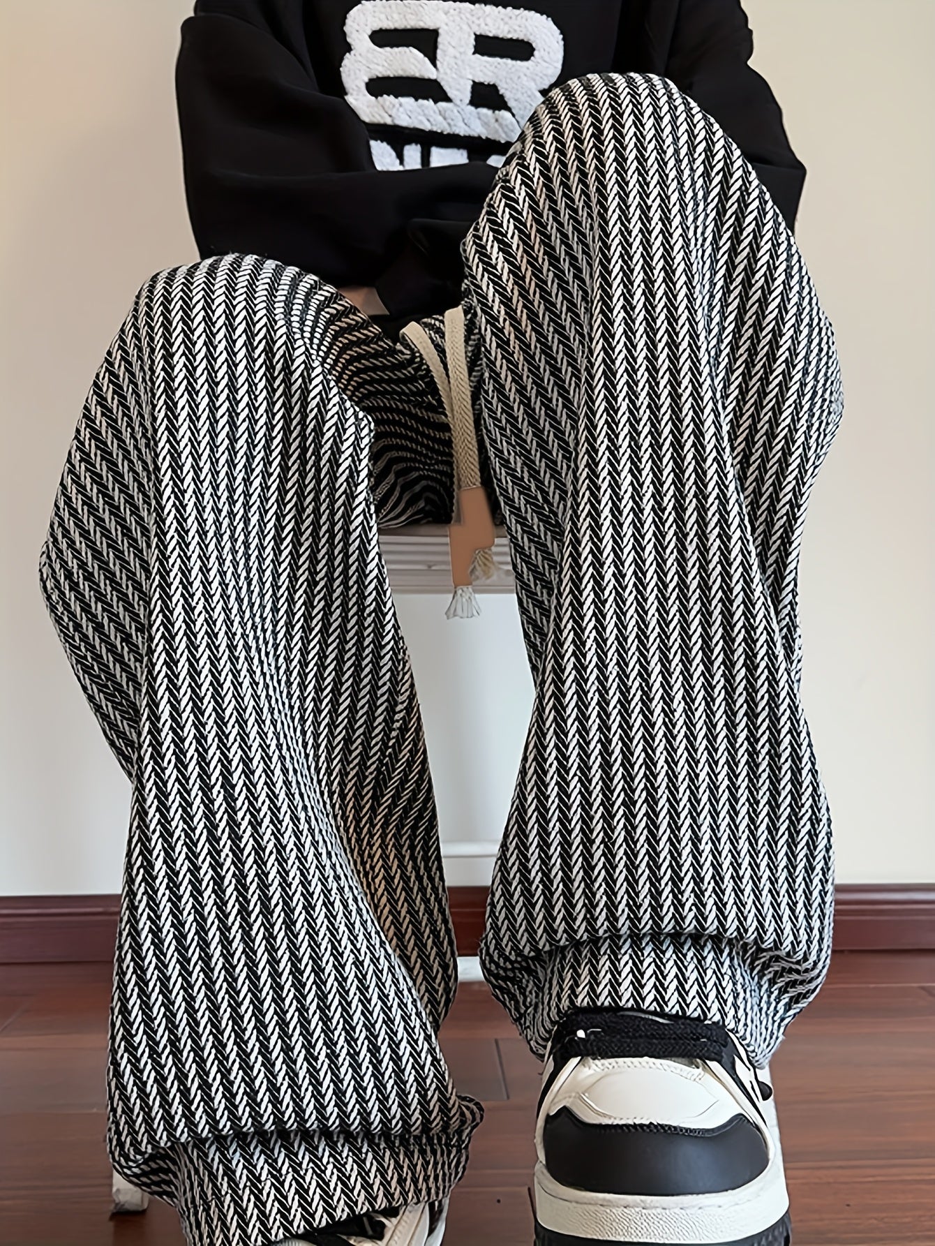 Pantalon décontracté à jambes droites pour homme style streetwear avec motif chevrons