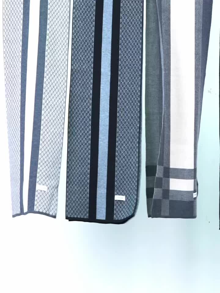 Écharpe à carreaux et motifs géométriques, style écossais, couleurs variées