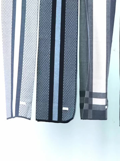 Écharpe à carreaux et motifs géométriques, style écossais, couleurs variées