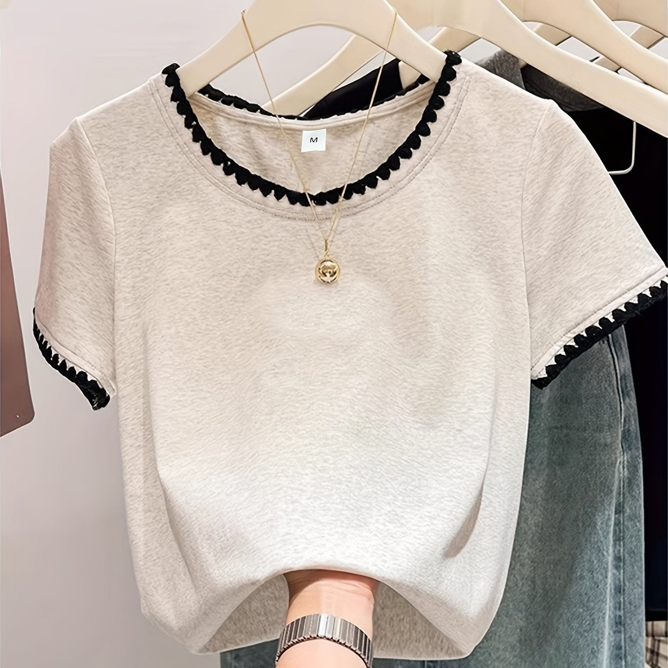 Elegant women's blouse with scalloped collar, chic everyday style