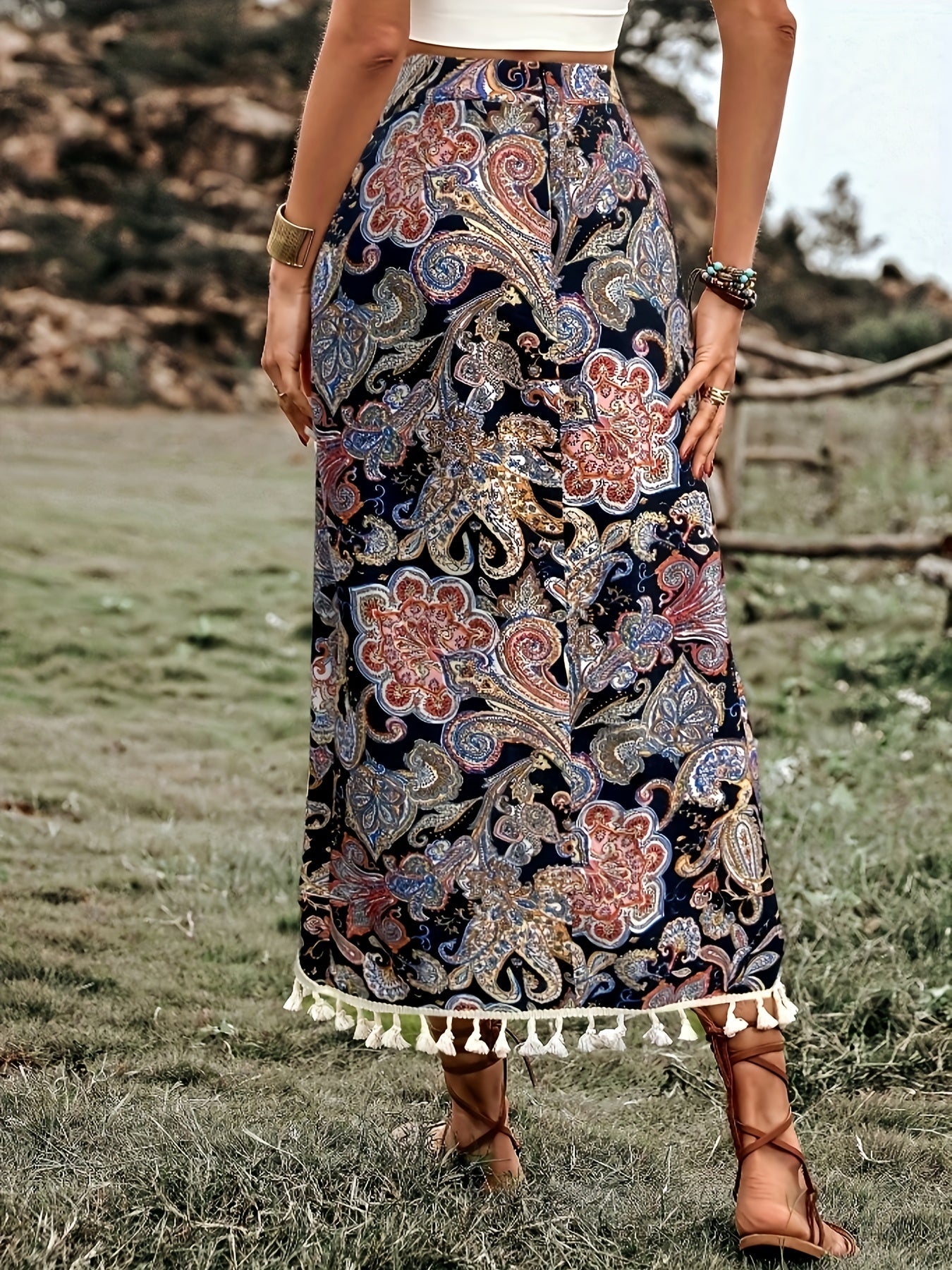 Falda cruzada bohemia para mujer estilo midi con estampado paisley y detalle de pompones para verano y vacaciones