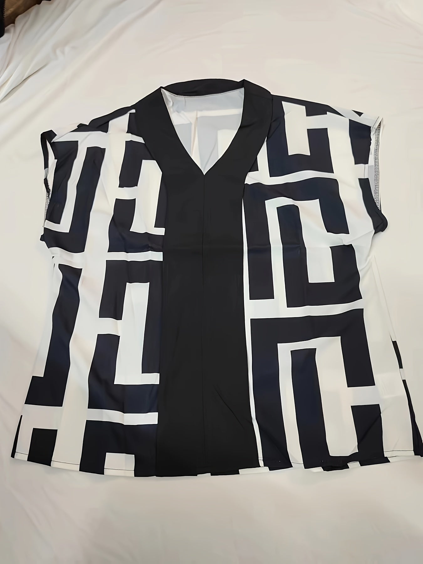 Elegante damesblouse met grafisch patroon, moderne stijl voor kantoor en uitgaan