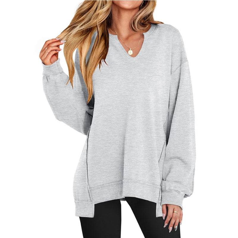 Svart sweatshirt för dam med V-ringning, långa ärmar och sidoslitsar