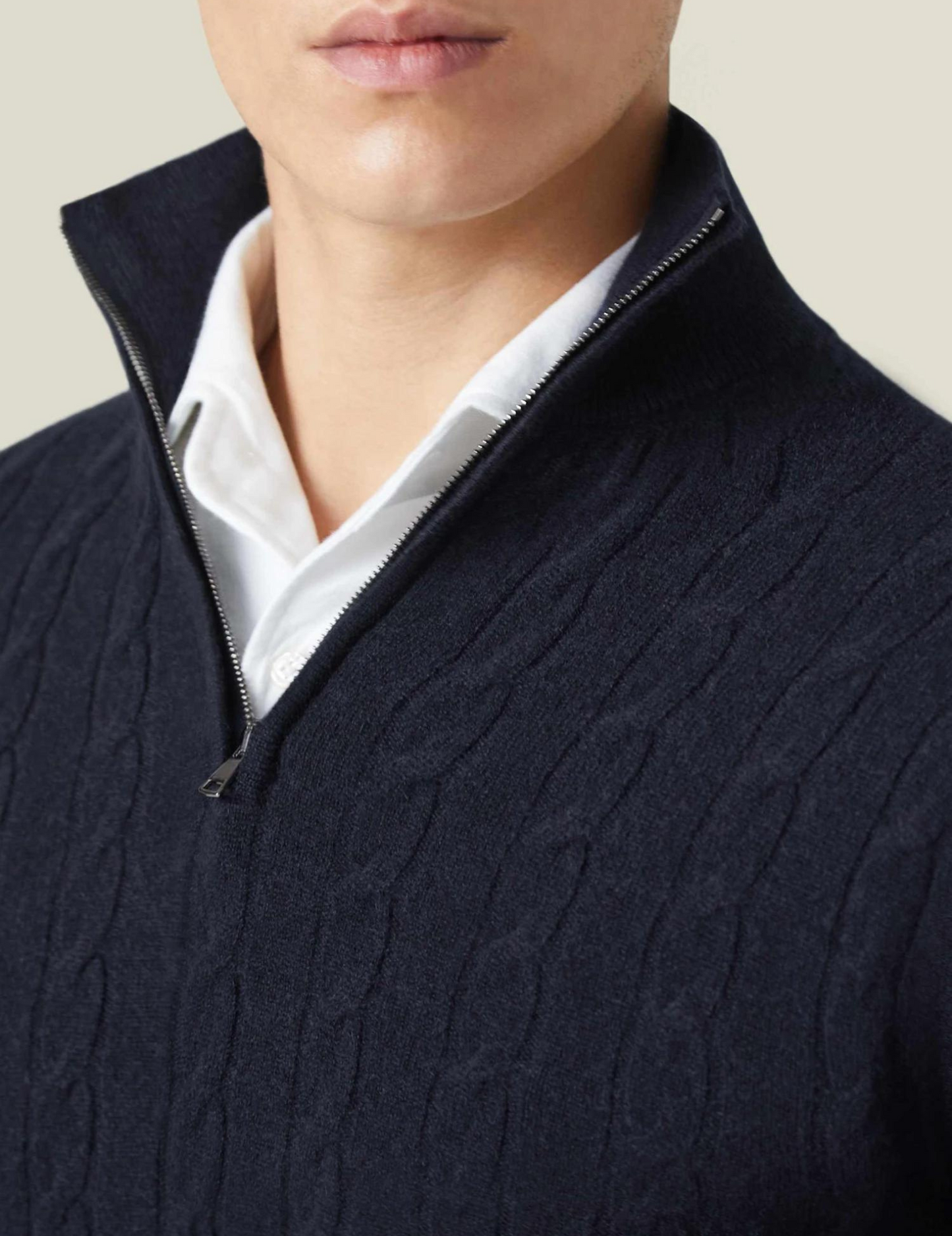 Maglione con zip intrecciato uomo elegante stile casual e professionale