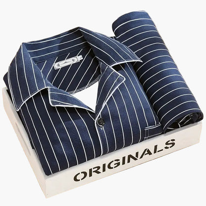Elegant herre-pyjamas med fjerprint – Komfortabelt sæt til nat og afslapning