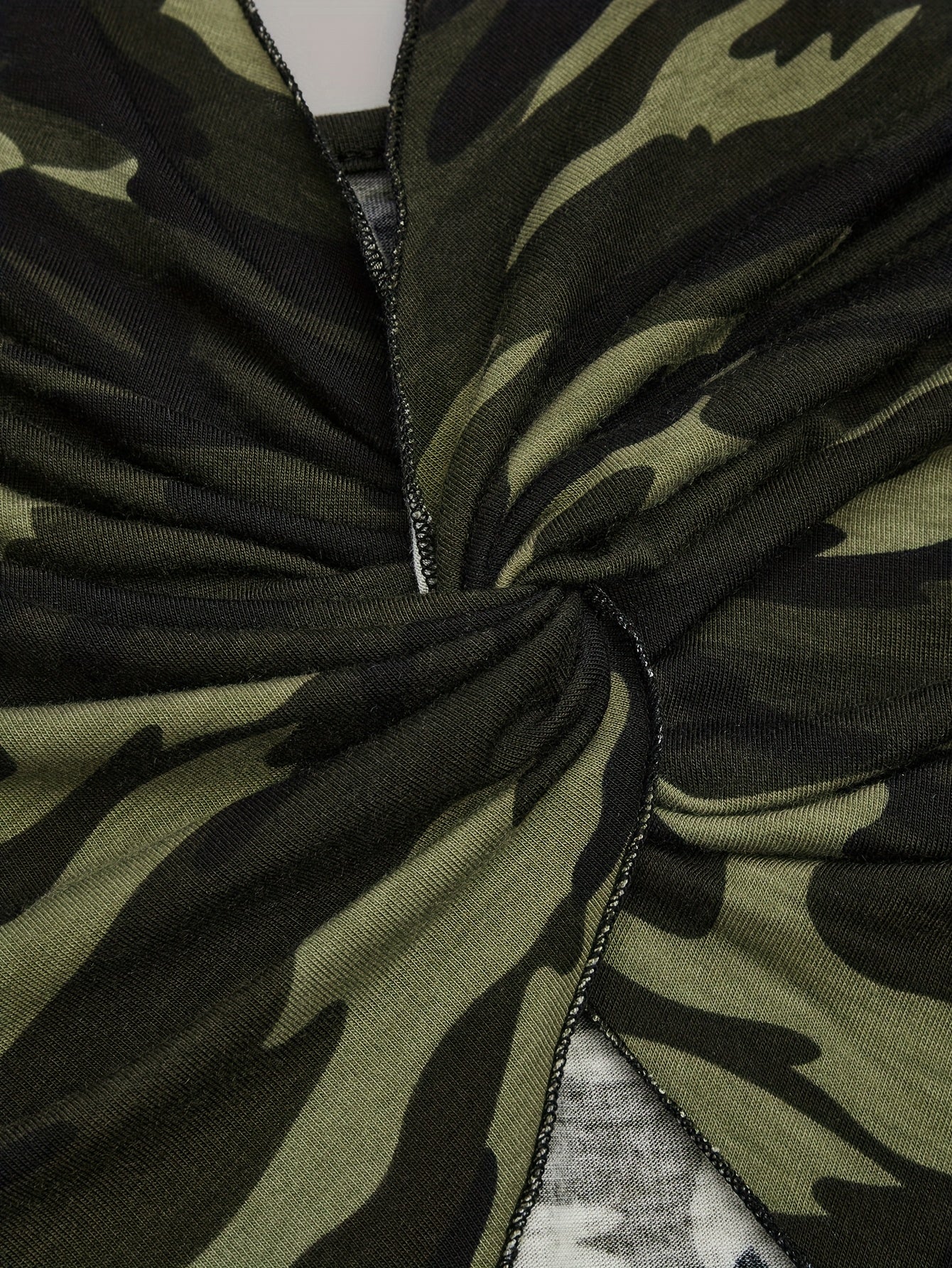 Damen-Camisole-Top im urbanen Stil mit Camouflage-Print und Knoten-Detail  