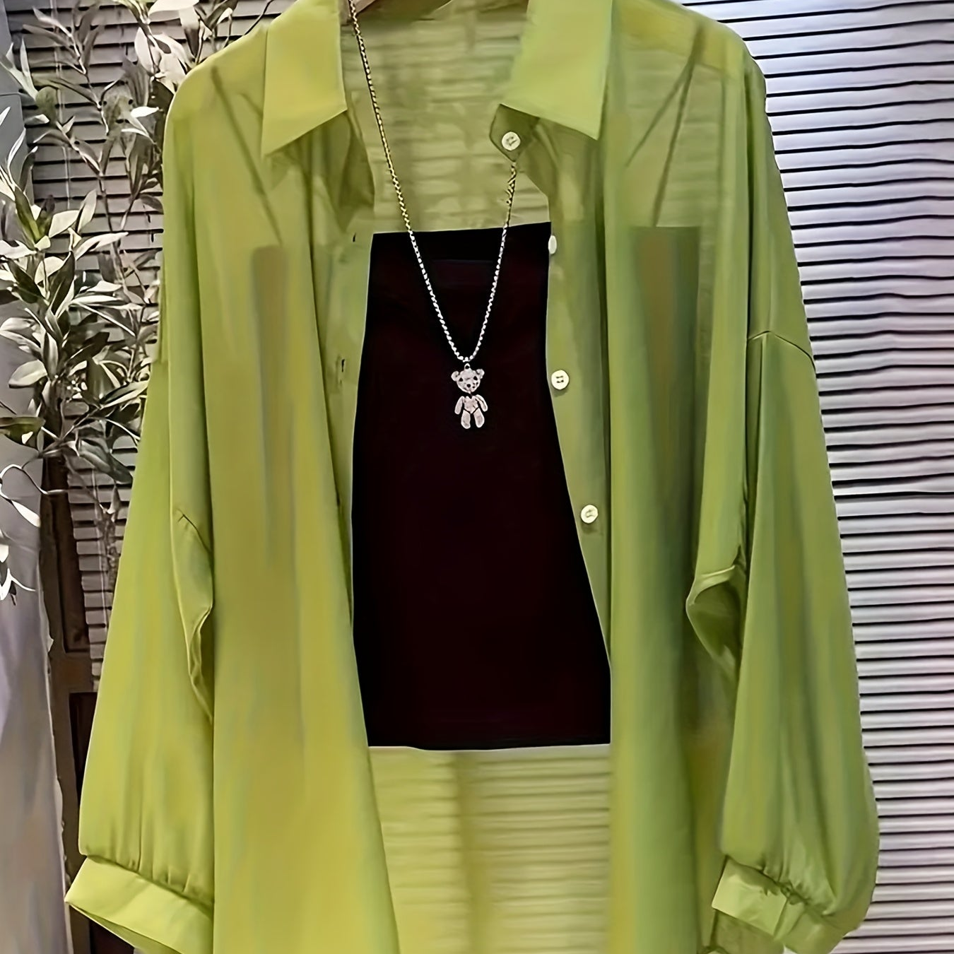 Løs transparent skjorte med undertrøje – Kvinde – Moderne stil til elegante lag-på-lag looks