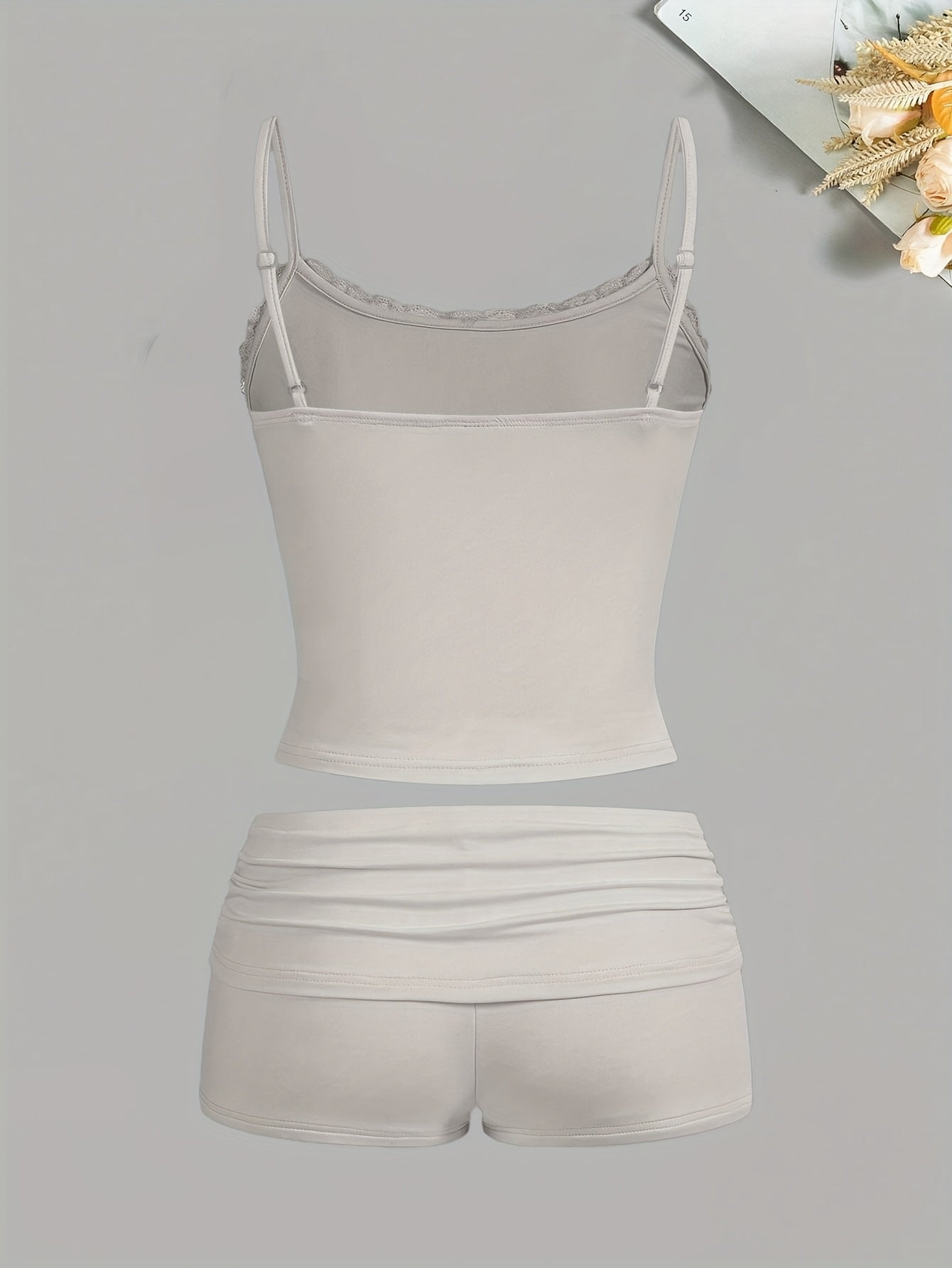 Conjunto corto femenino elegante con tirantes para descanso y noche – Estilo tendencia primavera-verano