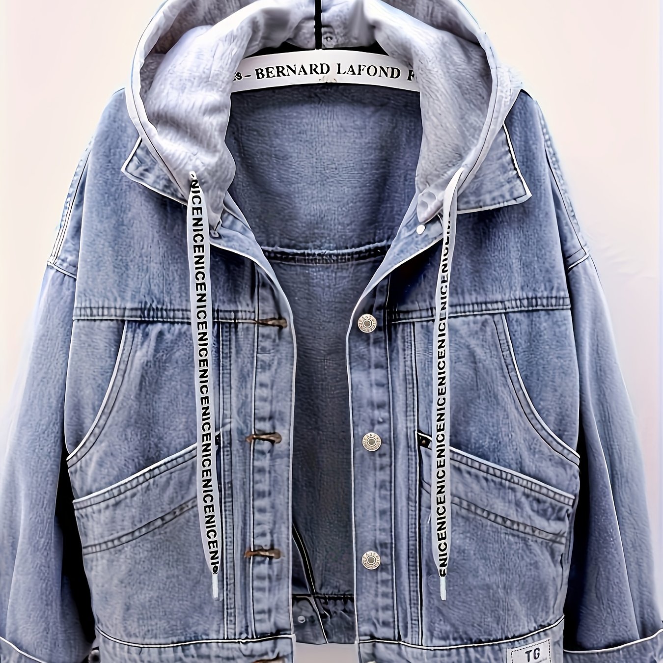 Veste en jean femme bleu clair avec capuche intégrée et détails boutonnés
