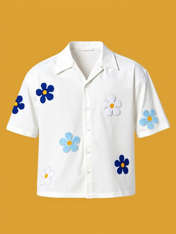 Avslappet kortermet camp-skjorte for menn med blomsterapplikasjoner for en trendy sommerstil