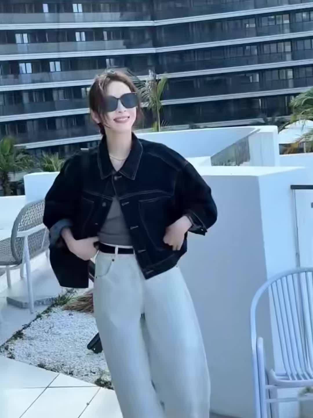 Veste en jean femme bleu foncé coupe courte et ample avec coutures apparentes