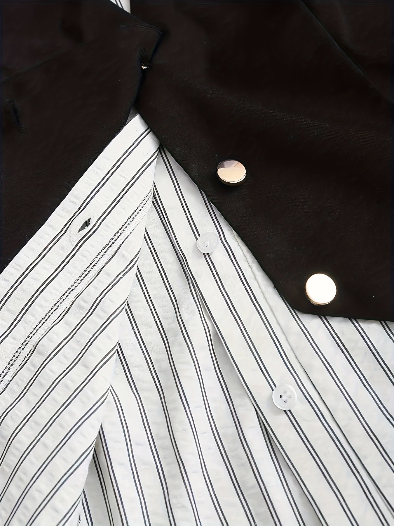 Ensemble chemise rayée blanche et noire avec gilet sans manches boutonné pour femme