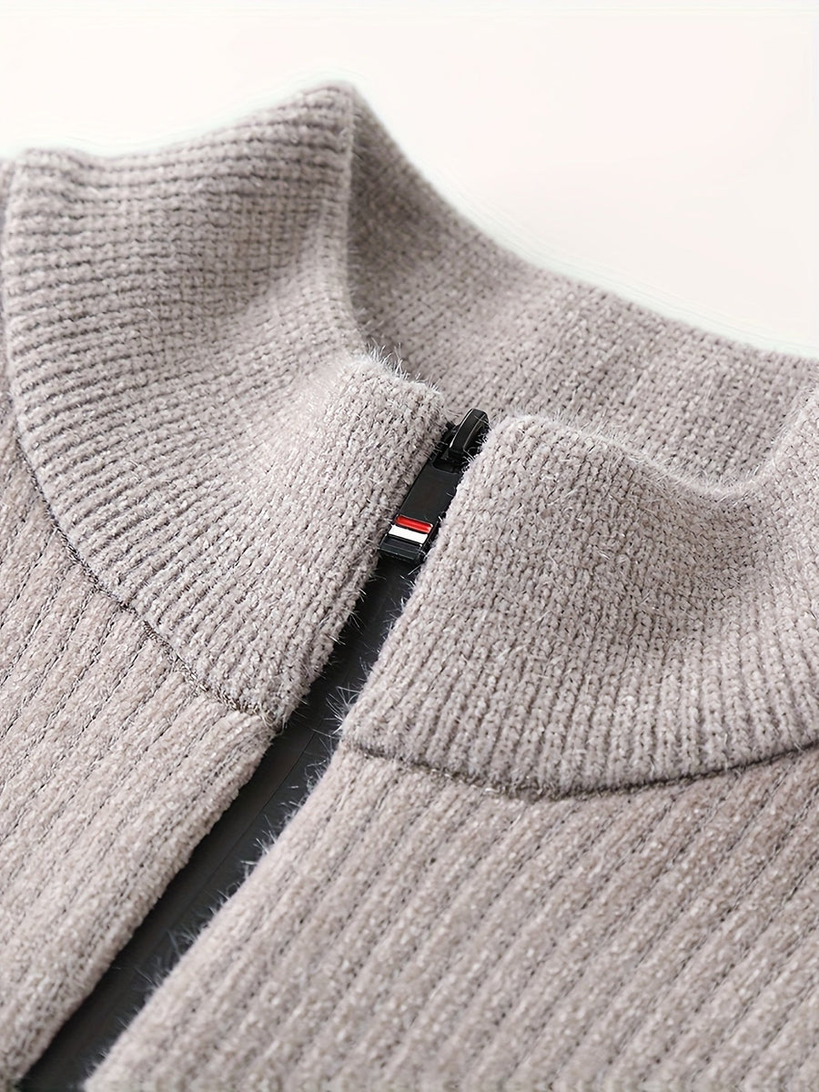 Beige varm herrepullover med høj krave, lynlås og vandrette striber