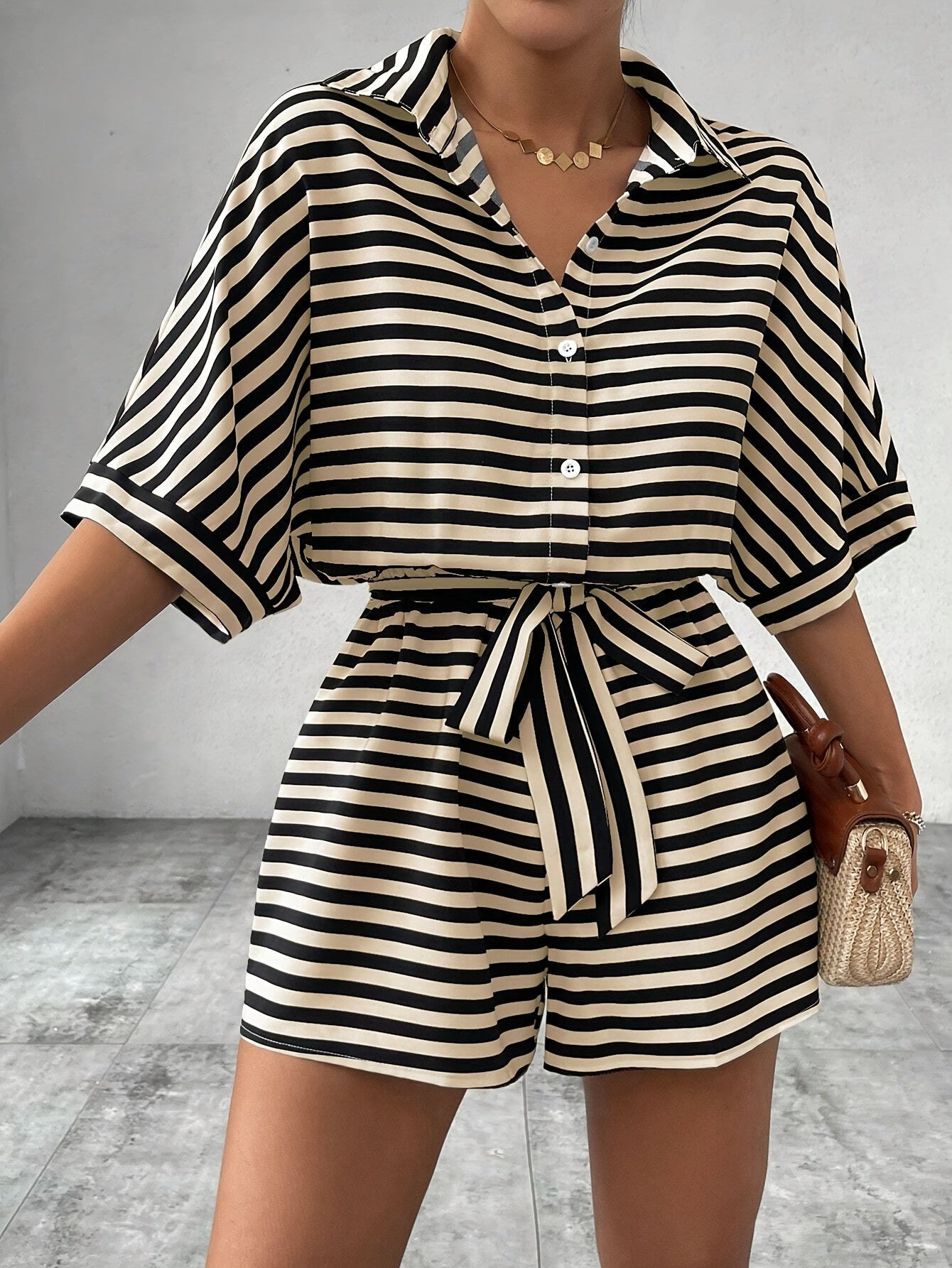 Lässiger gestreifter Damen-Shorts-Overall – schicker und bequemer Sommerstil