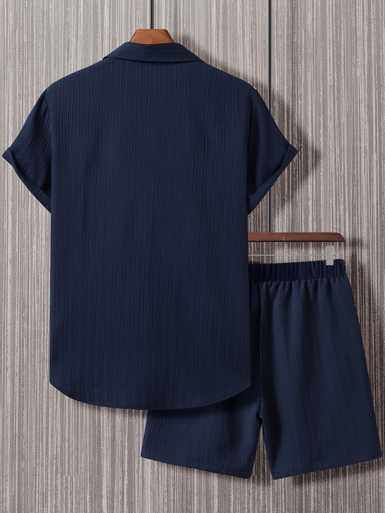 Lässiges Sommeroutfit für Herren, Kurzarmhemd und Shorts, urbaner Stil, ideal für den Sommer