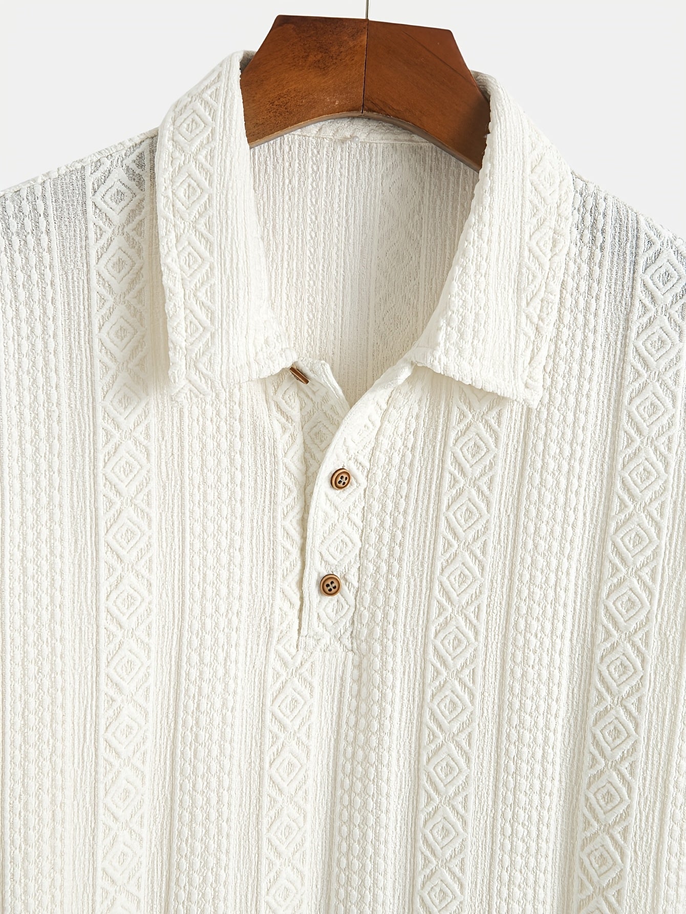 Herren-Polo mit Kurzarm, geometrischen Stickereien und eleganter Textur für einen lässig-schicken Stil  