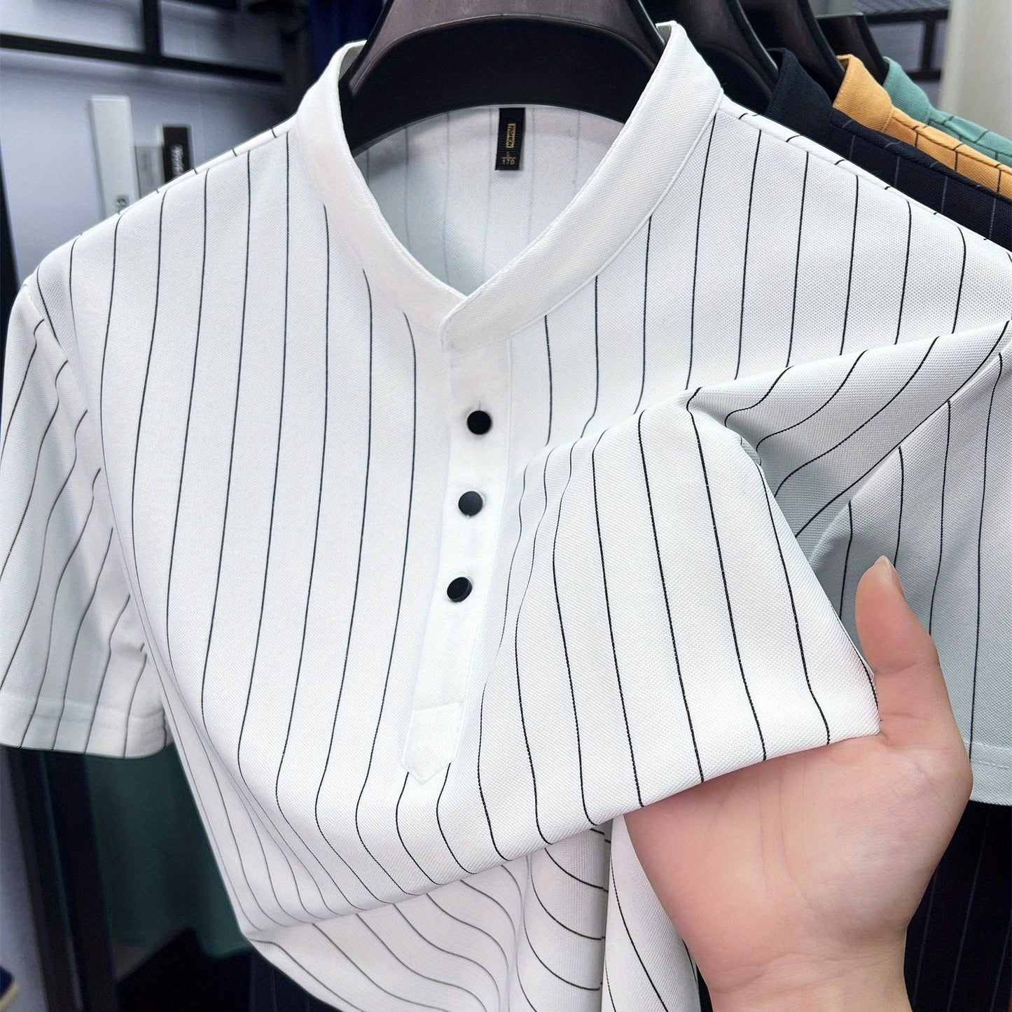 Herreskjorte med korte ærmer og striber i afslappet, elegant Henley-stil