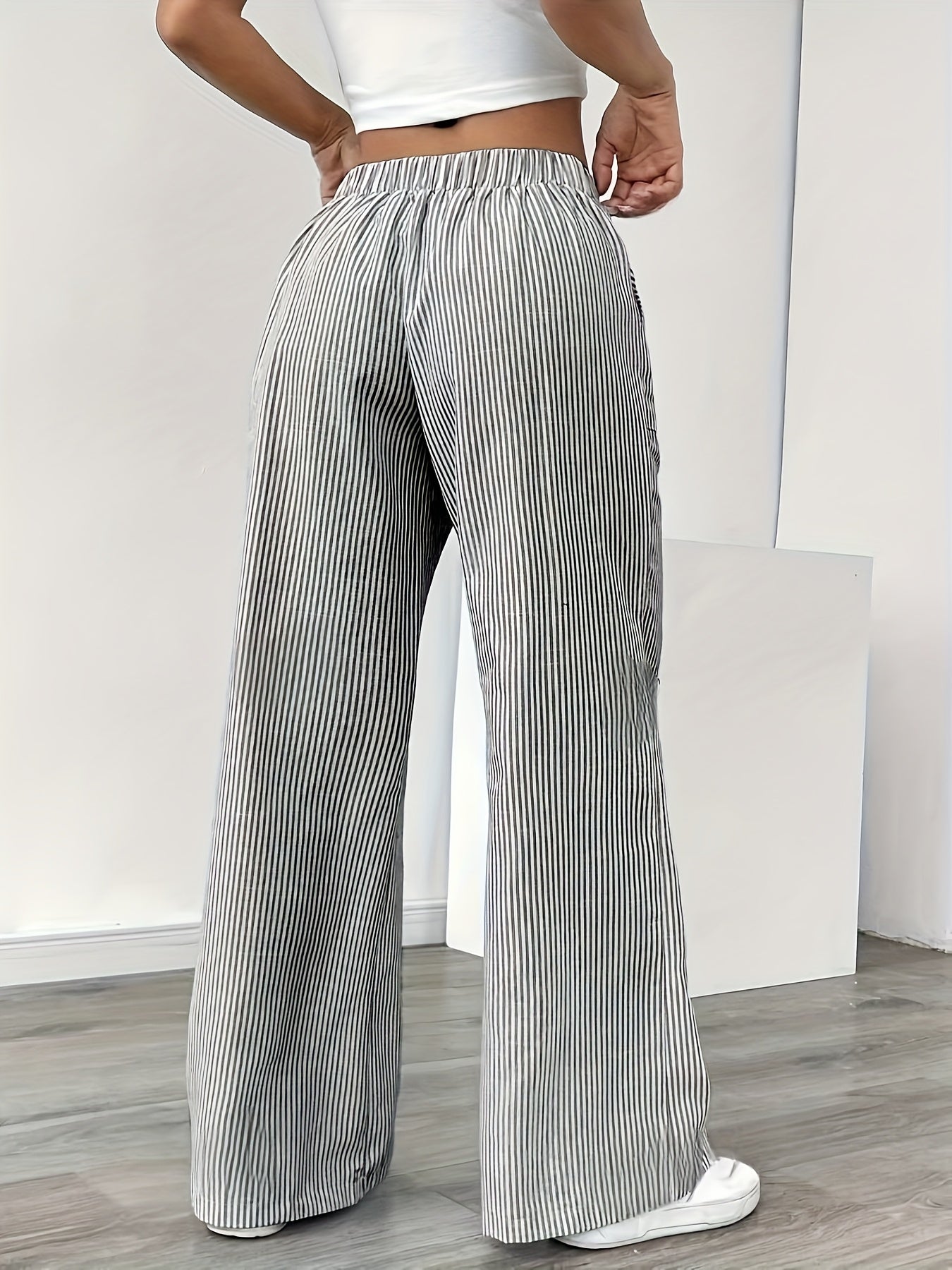 Weite gestreifte Damenhose im lässigen Stil, ideal für Wochenenden und Sommer  