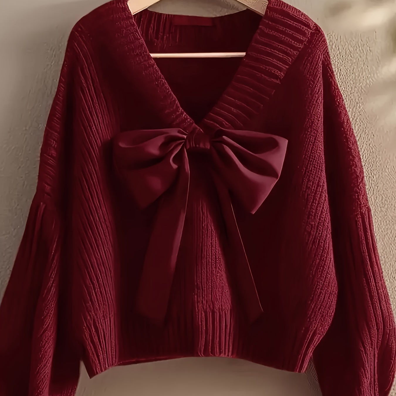 Pull en maille côtelée col V avec grand nœud décoratif pour femme