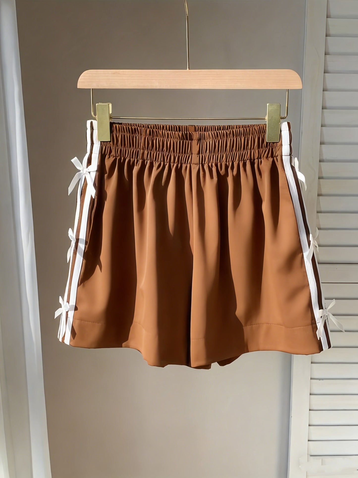 Short décontracté femme style vacances avec nœuds latéraux et bandes sportives