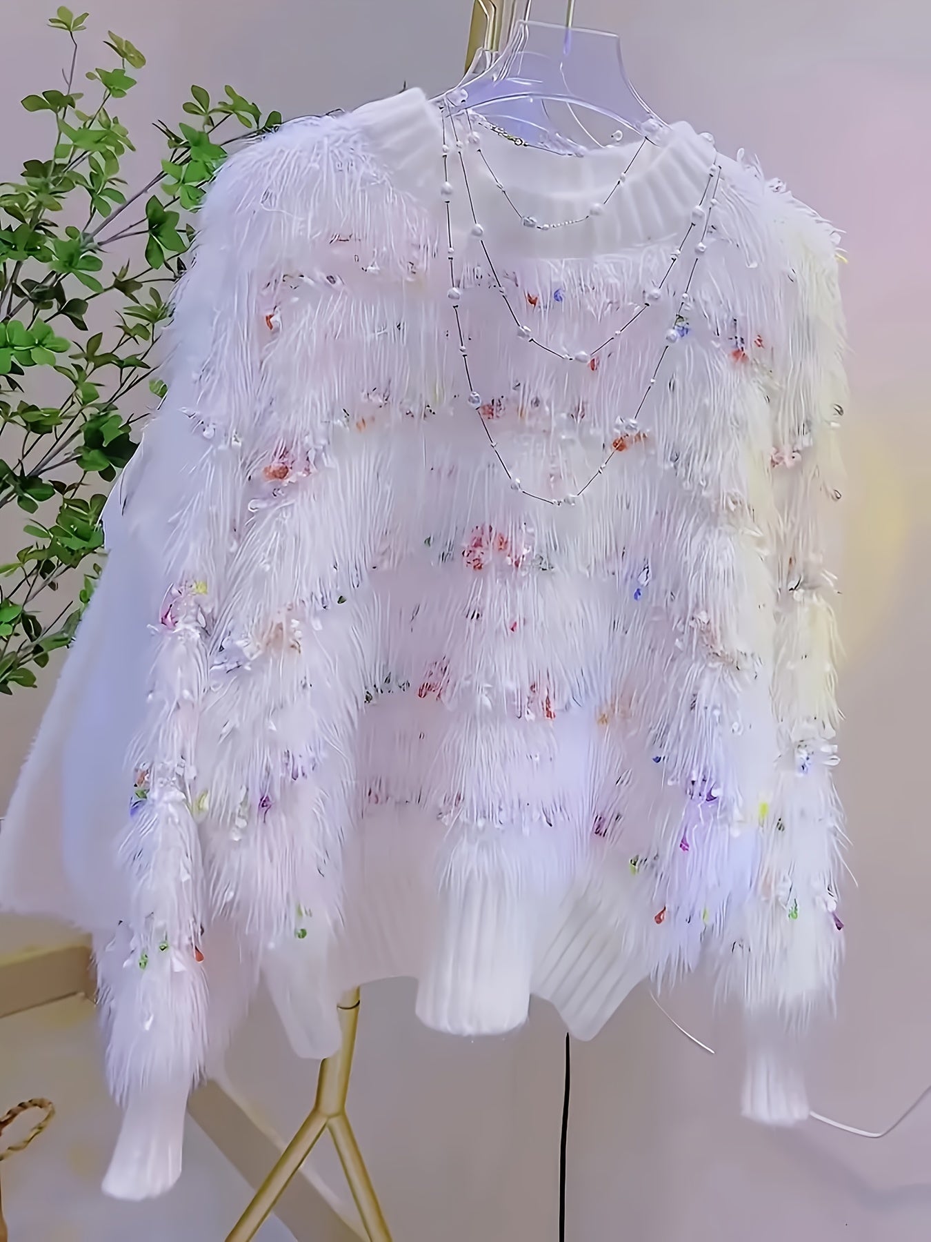 Pull femme doux à franges blanches et touches de couleur, col rond côtelé