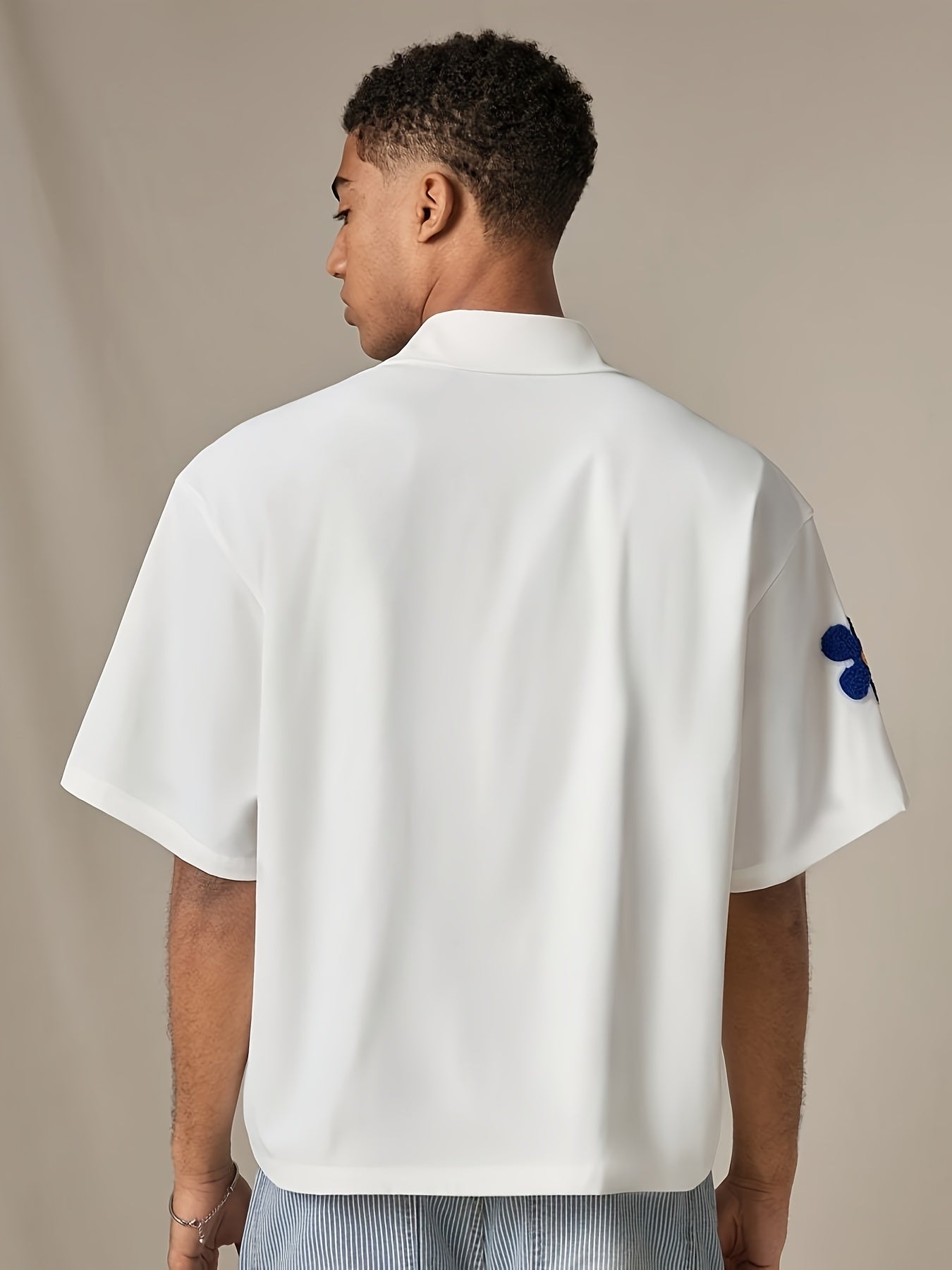 Lässiges Herren-Kurzarmhemd im Camp-Stil mit floralen Applikationen für einen trendigen Sommerlook  