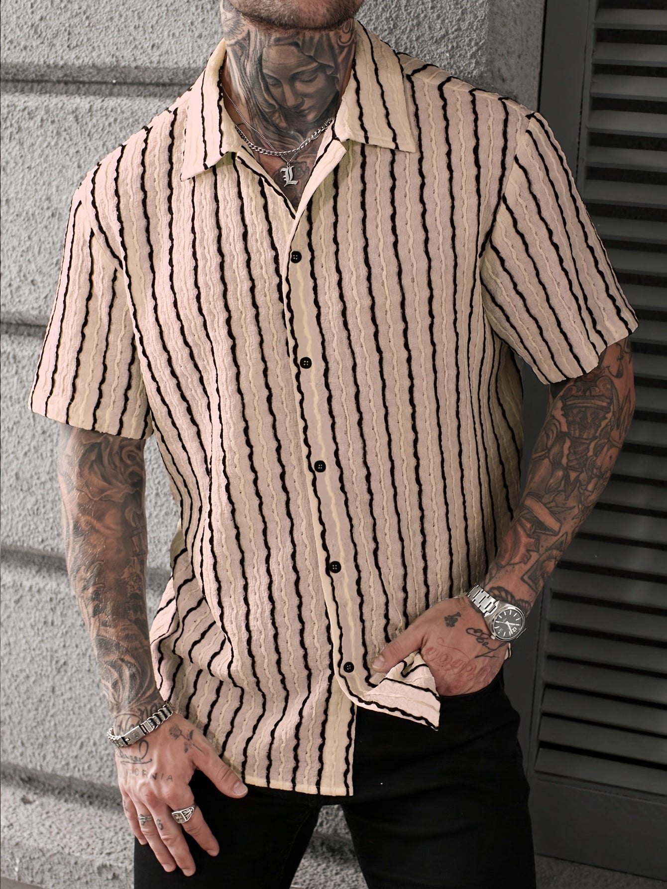 Chemise décontractée à rayures ondulées pour homme – Style estival tendance, idéale pour les sorties et les week-ends