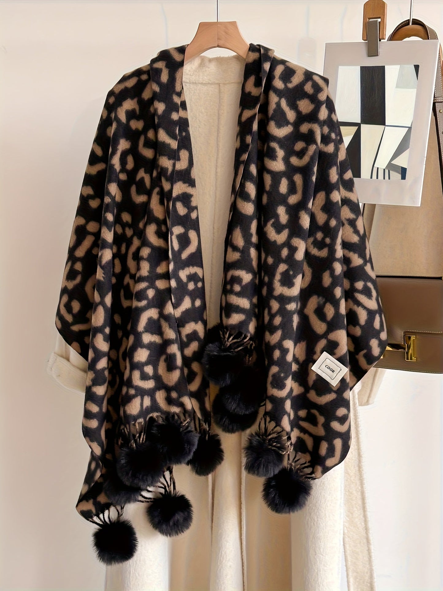 Écharpe large motif animalier avec pompons pour femme