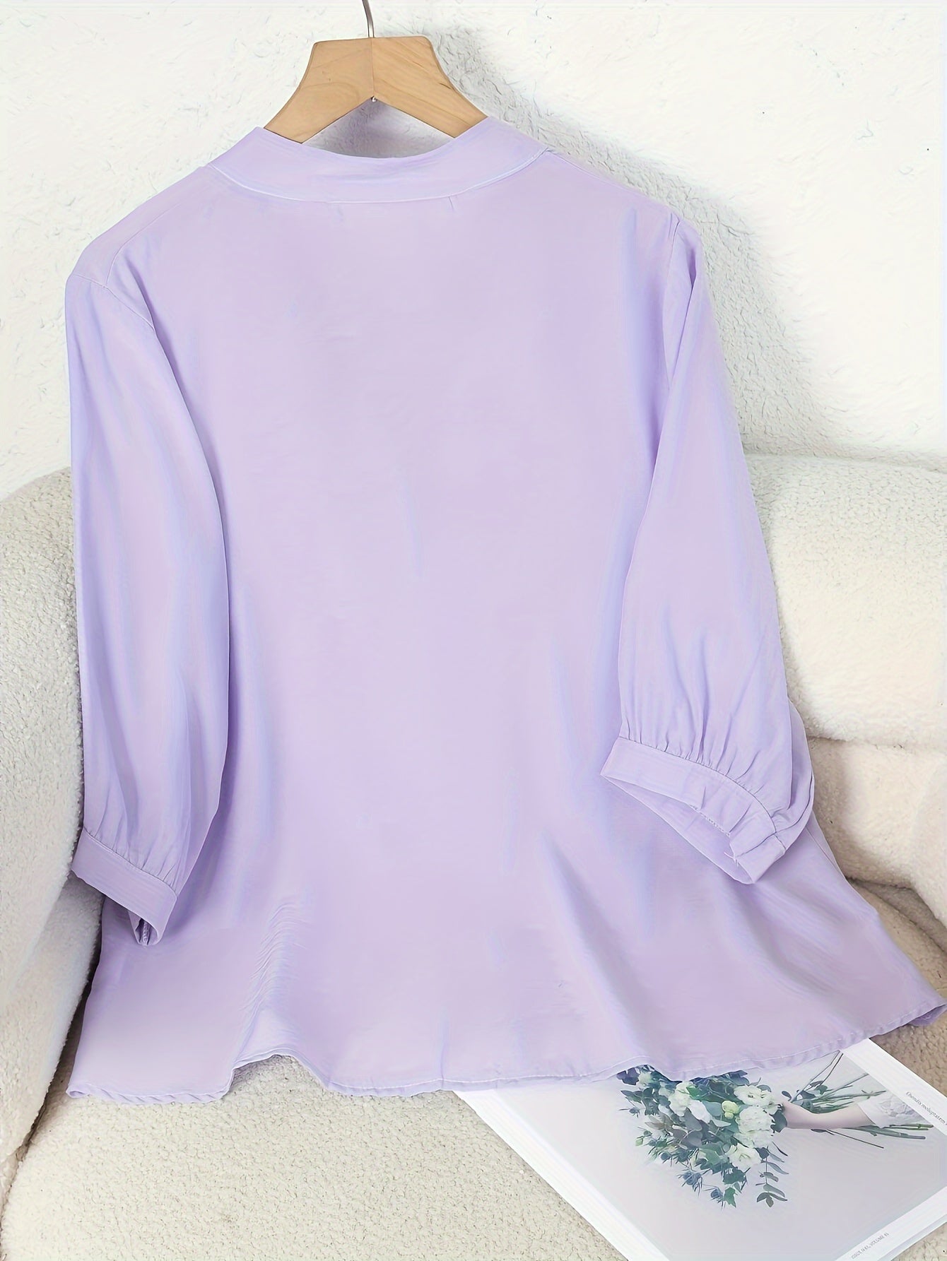 Elegant damebluse med blomsterbroderi i sommerstil til kontor eller udflugt