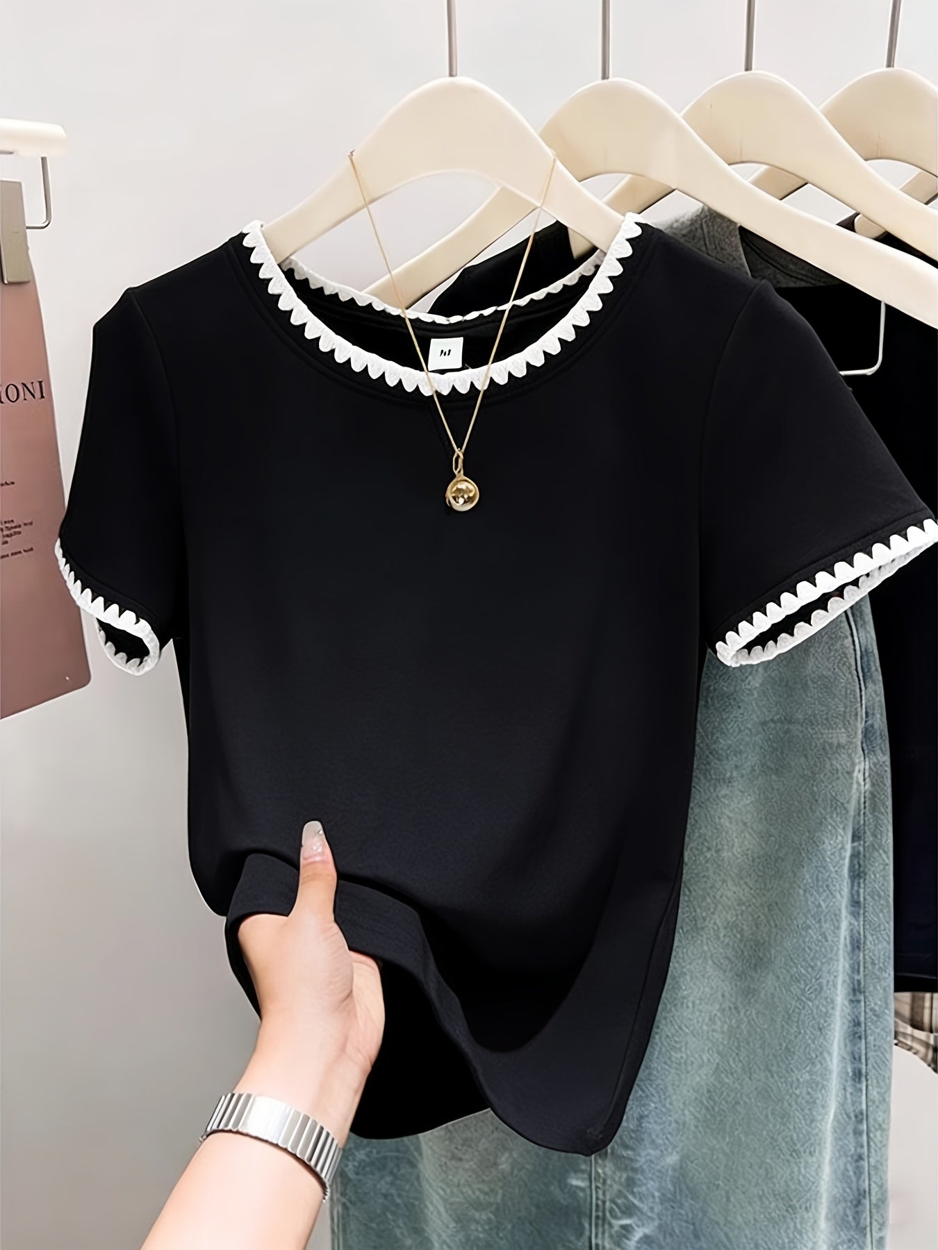 Elegant women's blouse with scalloped collar, chic everyday style