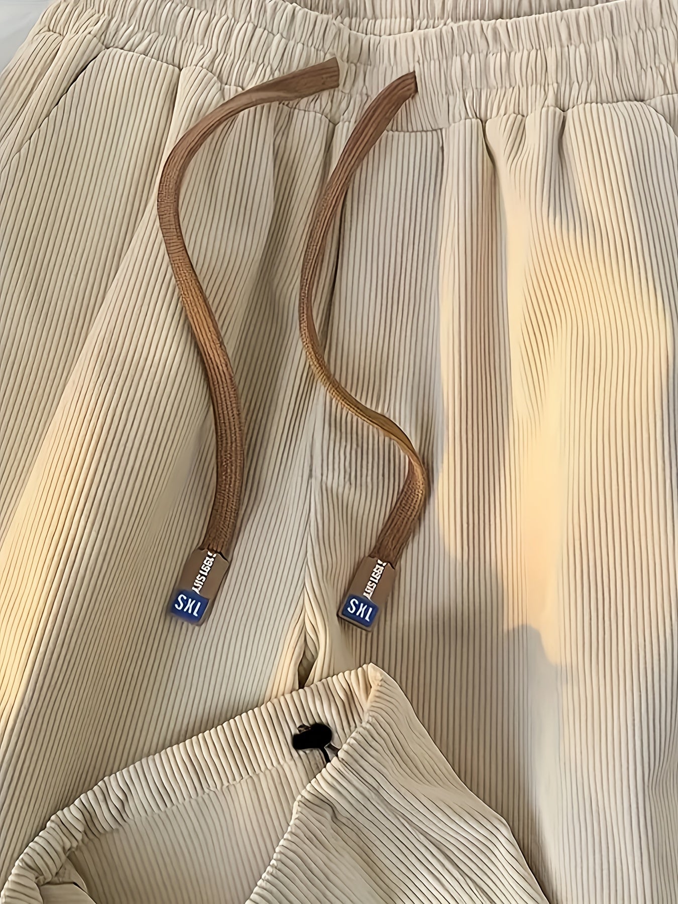 Herrenhose im modernen Stil mit Falten und verstellbarem Kordelzug für Entspannung und Stadt  